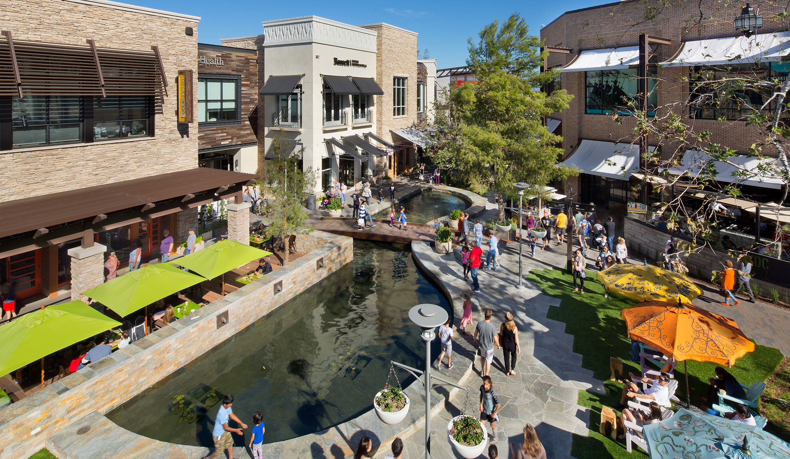 Village at Westfield Topanga opens; 80,000 expected this weekend